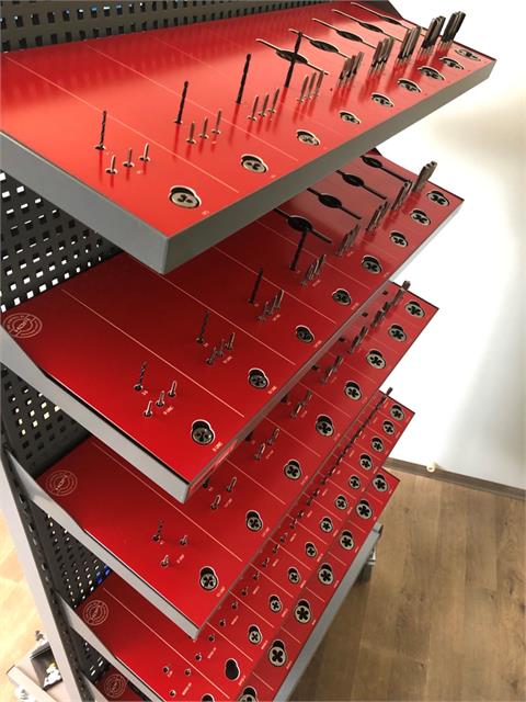 Skreddersydd hyllesystem med skråhyller